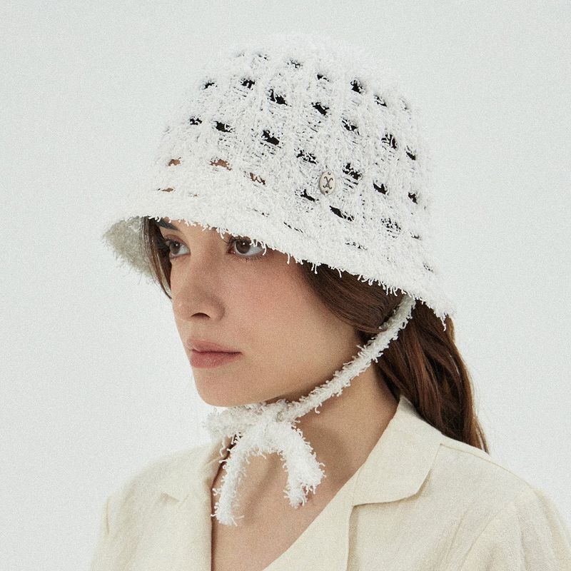VARZAR（バザール）の「VA カーブオーバル メタル ニット パンチング バケットハット / White（帽子）」