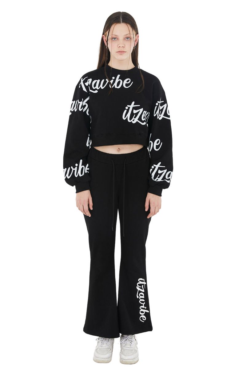 ITZAVIBE（イッザバイブ）の「[IPT008-1] SCRIPT LOGO BOOTCUT - BLACK（Pants）」