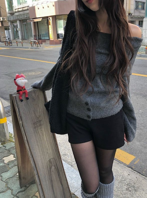 Denp Button Off-Shoulder Loose-Fit Knit