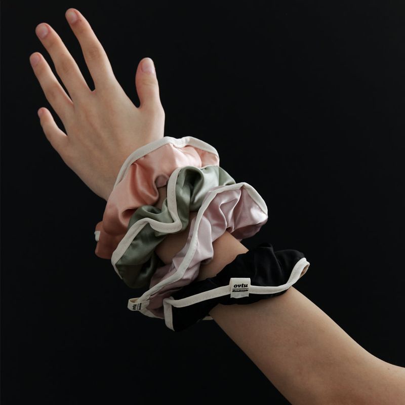 OVT-U(オーブイティーユー)の「Colorful Line Satin Scrunchie(Hair Accessories)」