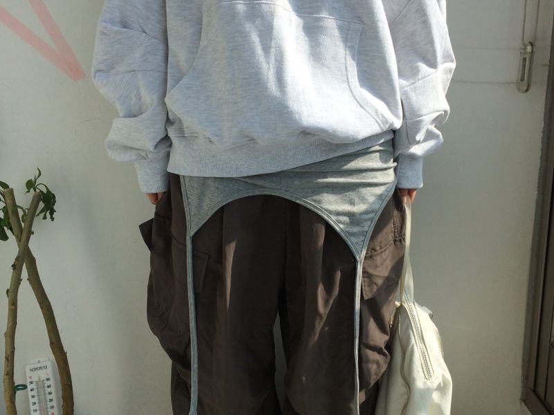 loose-fit strap sleeveless