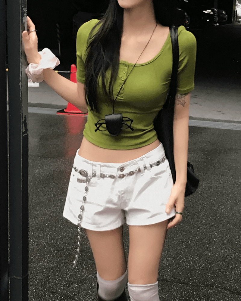 GUSTA（グスタ）の「オリーブ ダイアリー ボタン Uネック スリムフィット Tシャツ（トップス）」