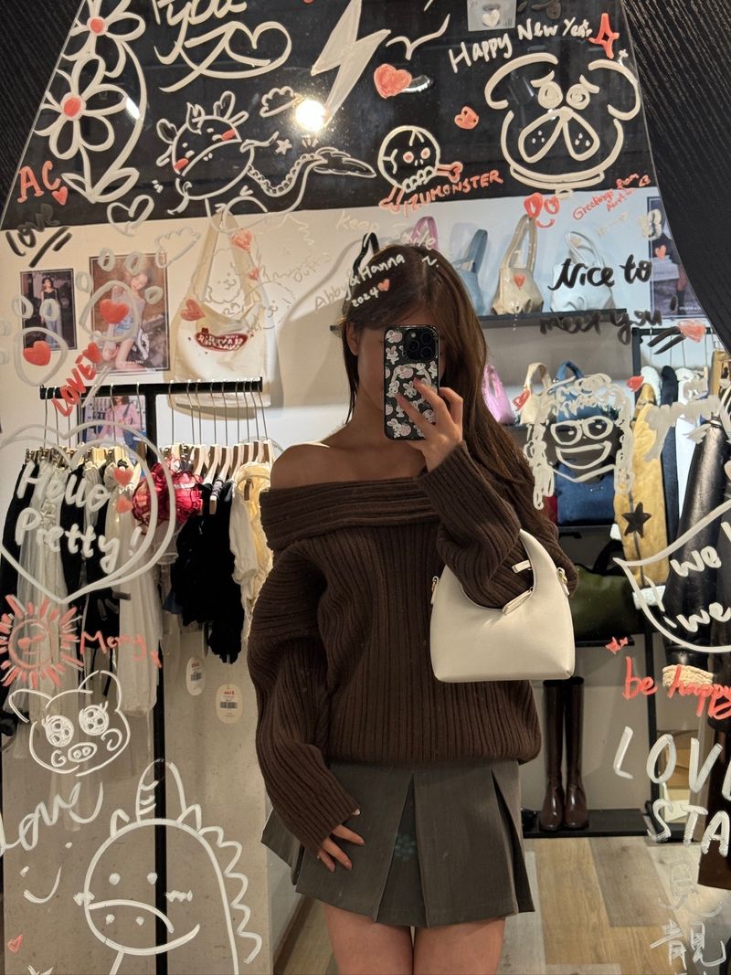 We Fell In Love In Reality（ウィ フェル イン ラブ イン リアリティ）の「Oversized Off-shoulder Chunky Sweater - Brown（Tops）」