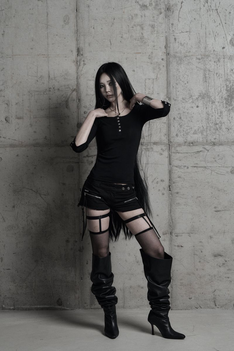 [label] metal button slim-fit half-sleeve top BLACK