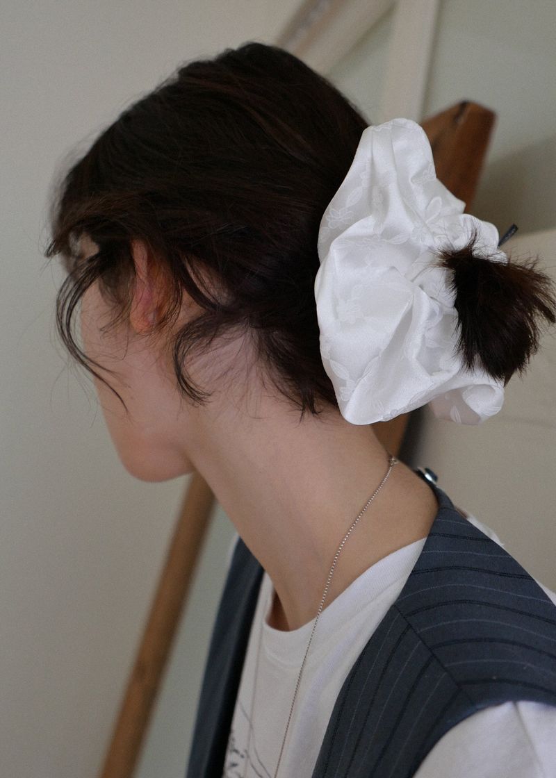 VOOR（ボル）の「フローラルサテンジャガードシュシュ_ラージ_ホワイト（ヘアアクセサリー）」