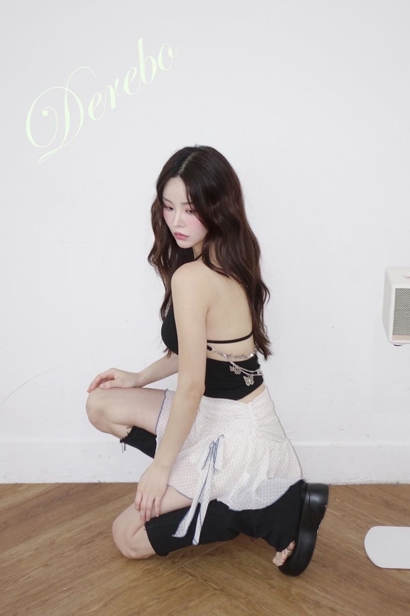 Back strap chain pad sleeveless t-shirt
