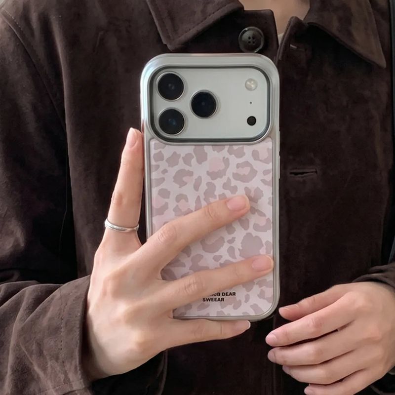 SWEEAR（スウィア）の「ムード レパード ケース (PINK BEIGE)（スマホグッズ/小物）」