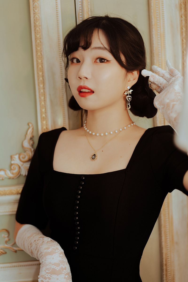 Moon Witch Earring - Black Diamond