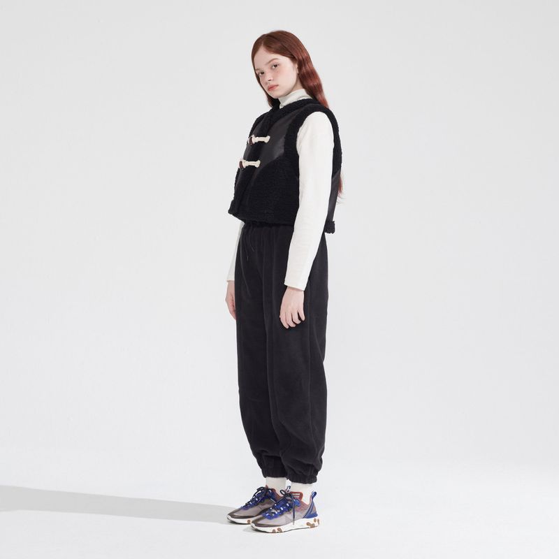 TOGGLE BUTTON ECO FUR MUSTANG SHORT VEST_BLACK