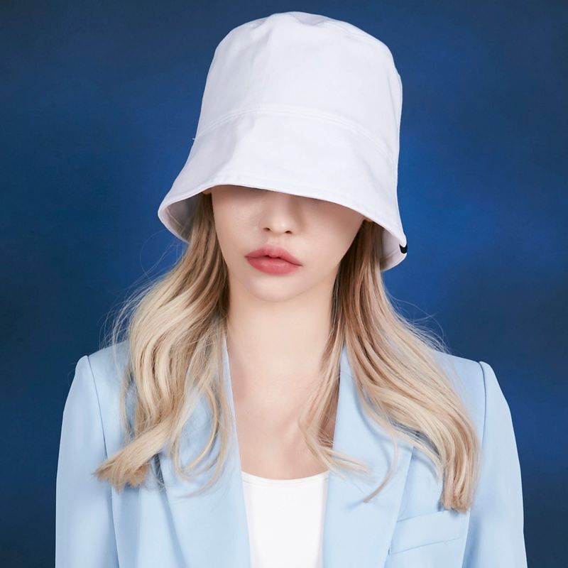 Label drop over fit bucket hat WHITE