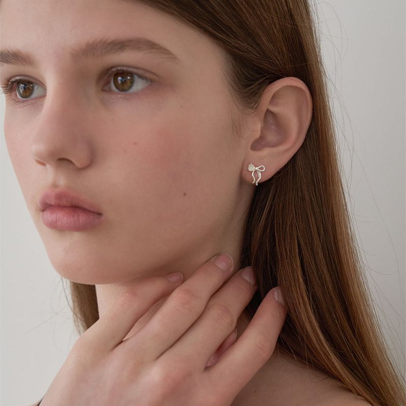 OVT-U（オーブイティーユー）の「Silver 925 Pure Heart Ribbon Earring（Accessories）」