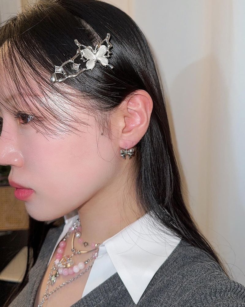 Silver ribbon one touch earring