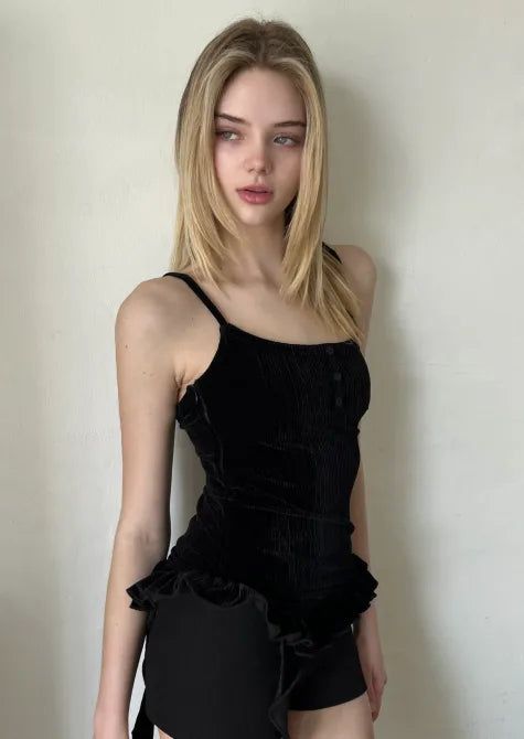 SIAOSIKO（シアオシコ）の「ブラック ベルベット ラッフルド レイヤード キャミ（トップス）」