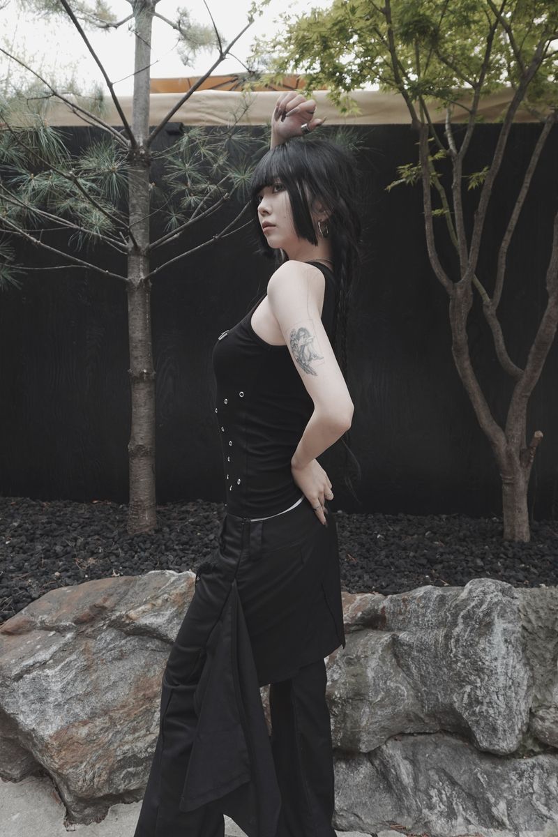 silent symbol eyelet sleeveless (black)