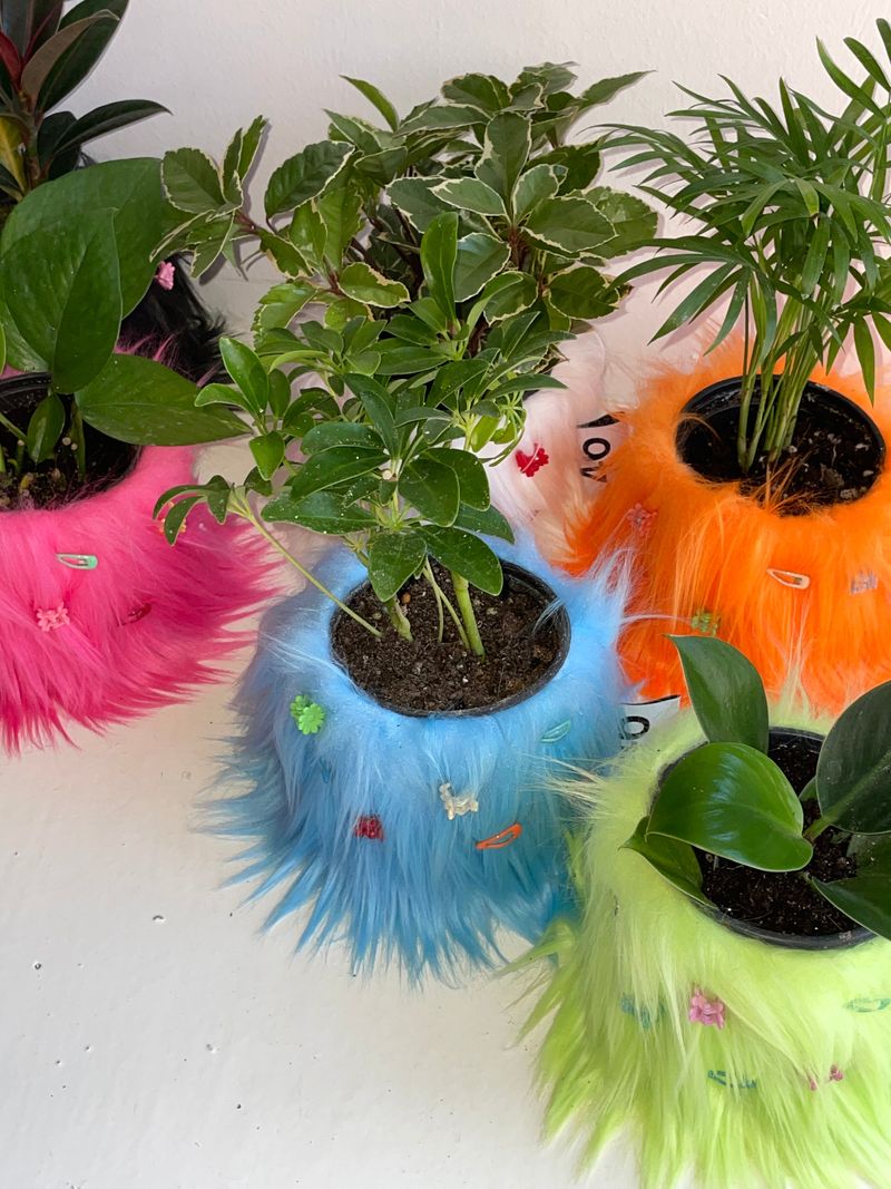 FURRY POT COVER (WHITE) + FURRY PIN SET