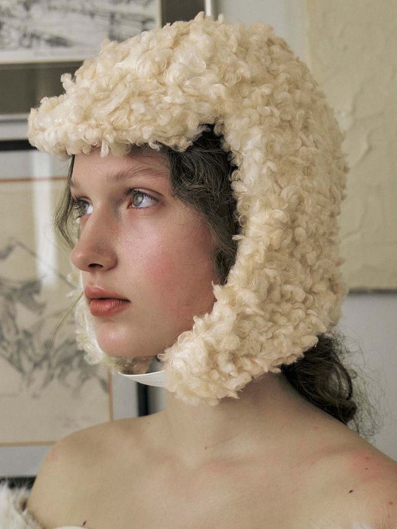 CURLY EARFLAP HAT IN BEIGE
