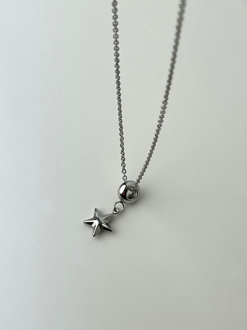 Mini loop star necklace