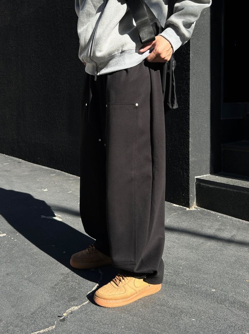 WET DOUBLE KNEE RIVET SWEAT PANTS
