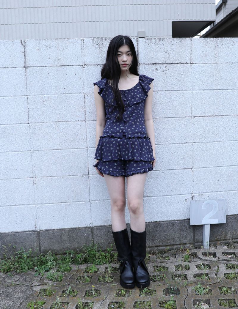 UGLYSHADOW（アグリーシャドウ）の「RUFFLE FLOWER SKIRT PANTS(NAVY)（Pants）」