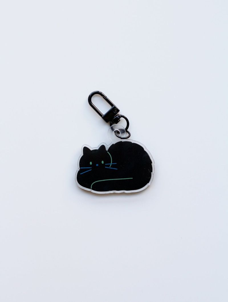 hunched cat keyring