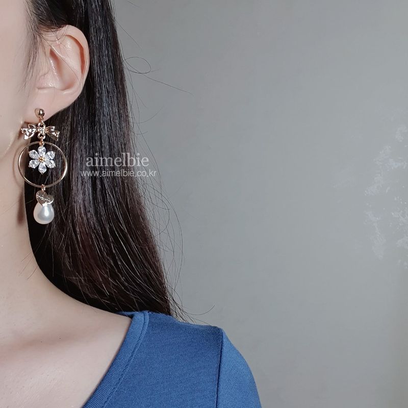 Gold Daisy and Ribbon Earring