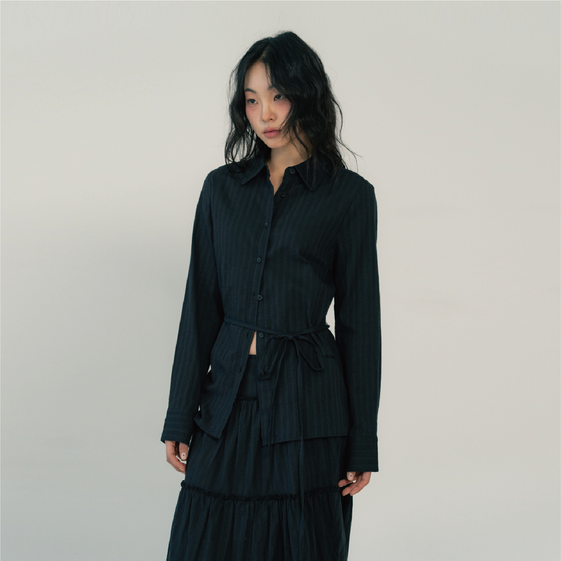 ZIZEMUSEUM（ジゼミュージアム）の「REGULAR FIT BELT SHIRTS (BLACK)（Tops）」