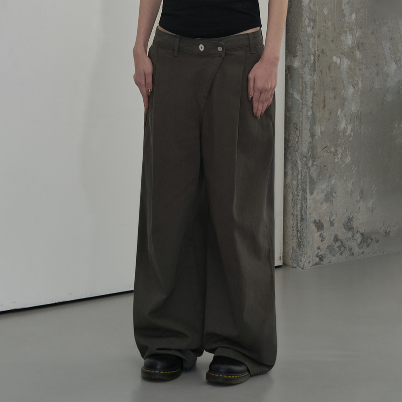 ZIZEMUSEUM（ジゼミュージアム）の「OFF-CENTER TUCK COTTON PANTS (KHAKI GRAY)（Pants）」