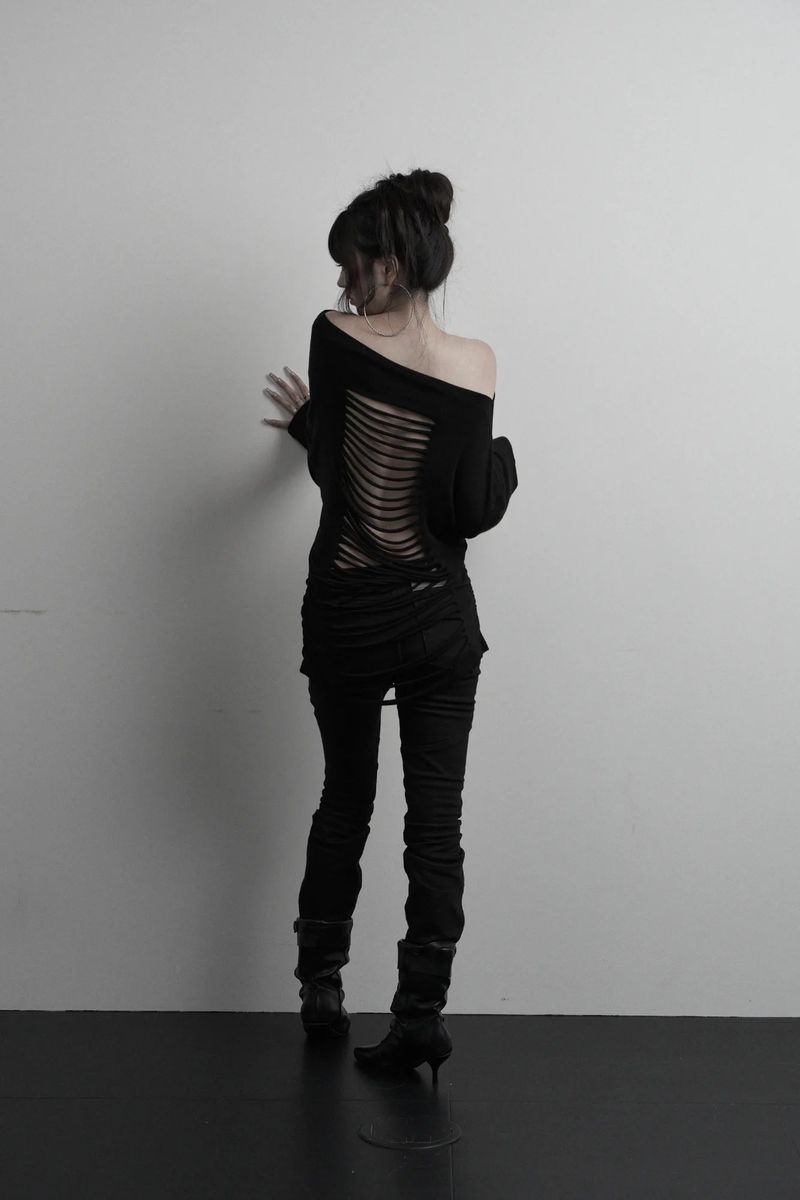 [label] back damage off-shoulder top (black)