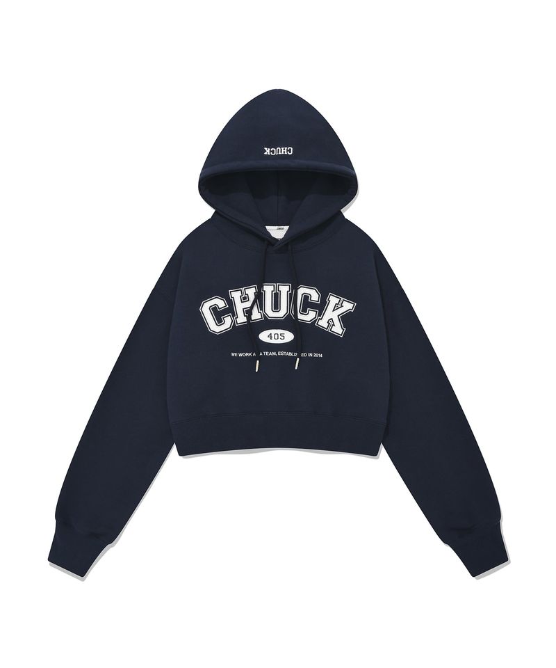 CHUCK（チャック）の「アップリケアーチロゴクロップフーディ/CHUCK APPLIQUE ARCH LOGO CROP HOODIE (NAVY)（Tops）」