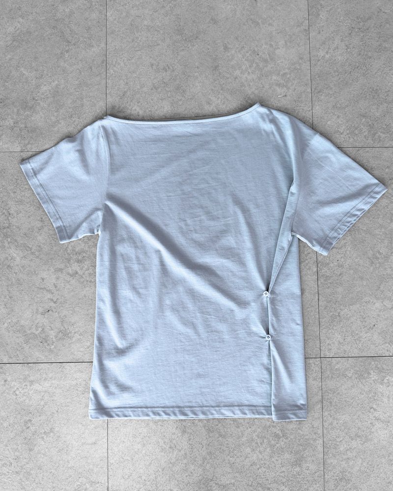 SLOW BUTTON OFF-SHOULDER T-SHIRT