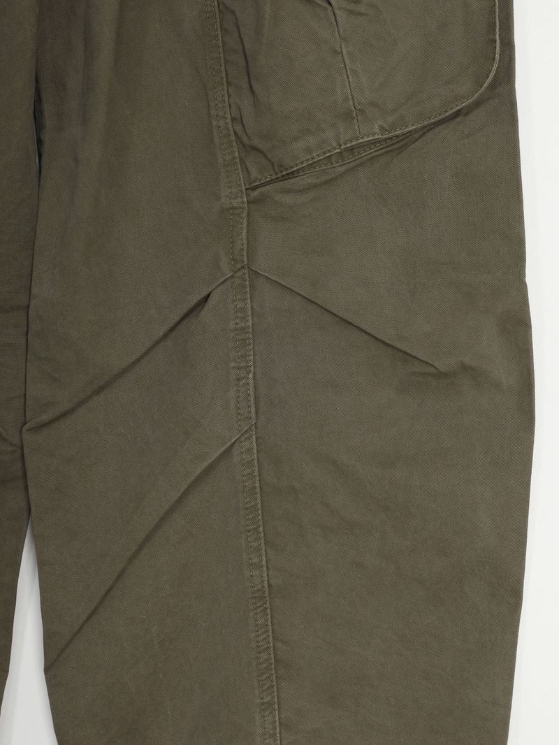 Curved diagonal cargo banding pants