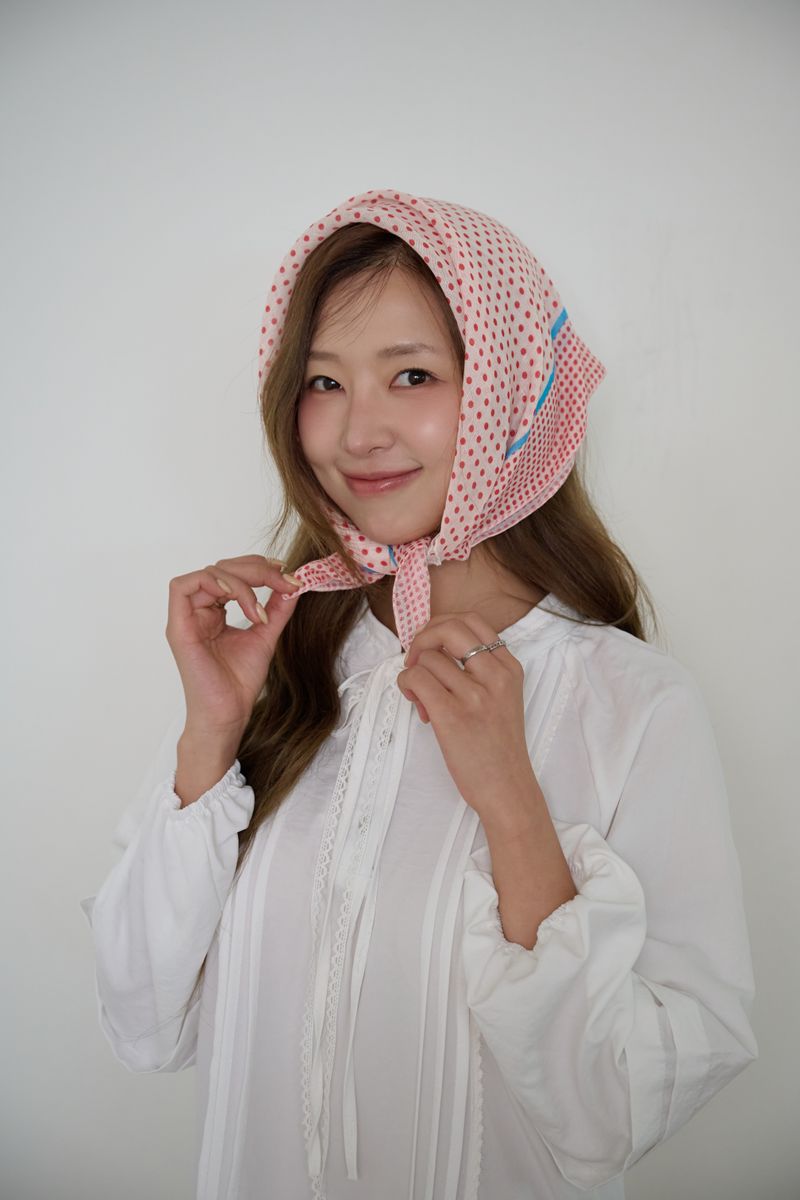PIED PIPER DOT SQUARE SCARF