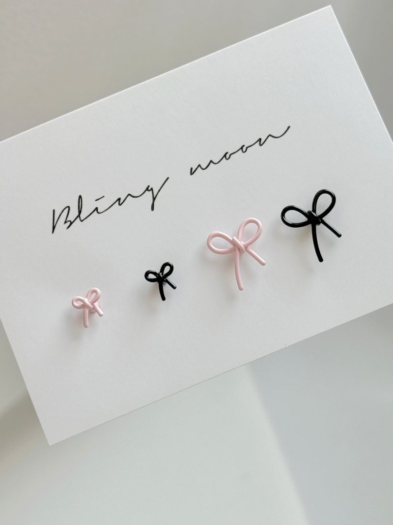 Blingmoon(ブリングムーン)の「ラインリボンピアス / 2カラー / 2サイズ / ラブリーポイントシンプルデイリー(アクセサリー)」