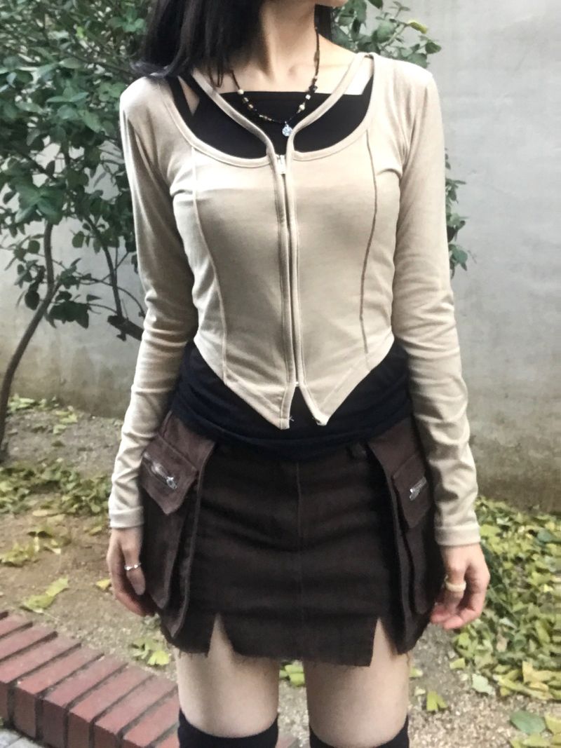 heenytsuki（ヒニツキ）の「Unique V-Strap Zipper Slim T-Shirt（Tops）」