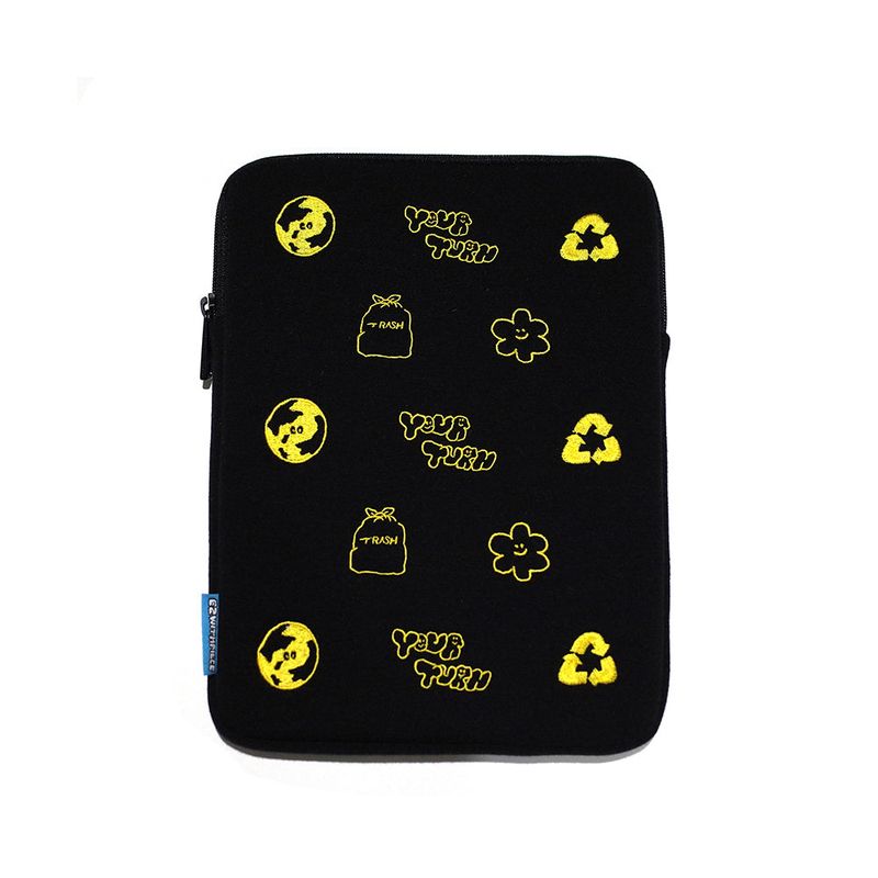 PIECEMAKER（ピースメーカー）の「[EZwithPIECE] YOUR TURN TABLET POUCH (BLACK)（Hats）」