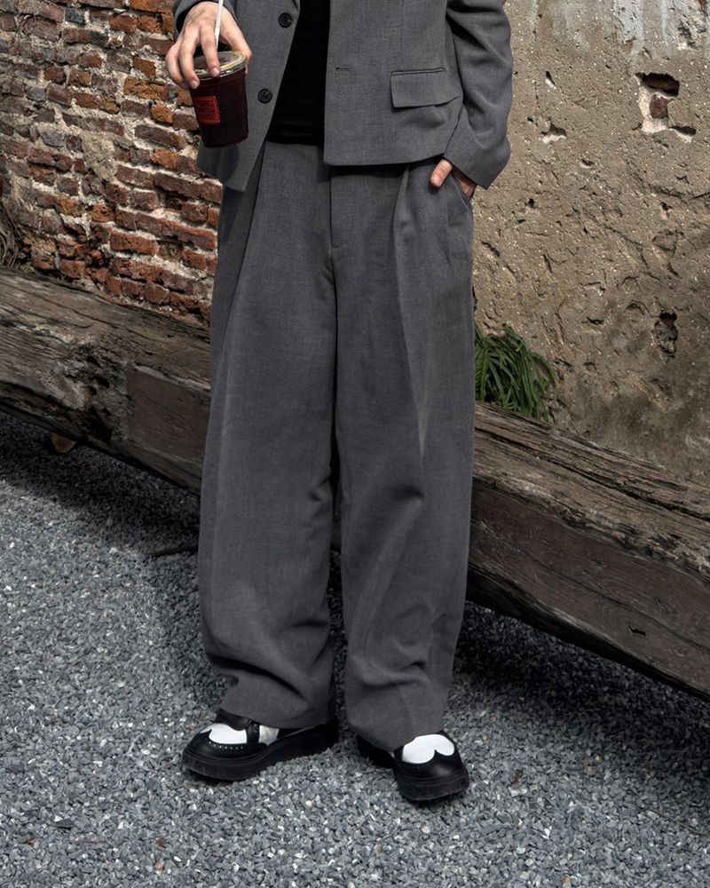 JIIGEUM（ジグム）の「LUMI Back Banding Wide Slacks（Pants）」