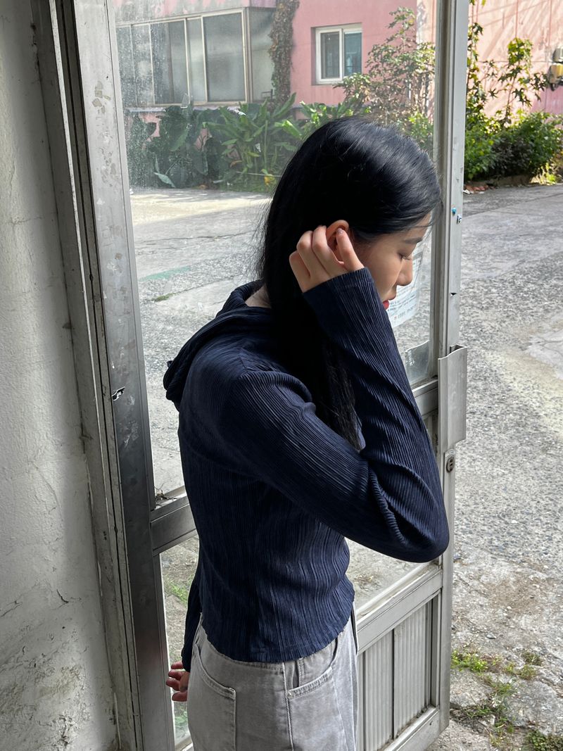 Crease unique hood