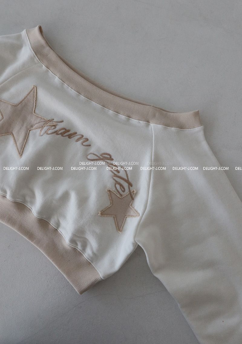 Star patch off-shoulder cropped sweatshirt