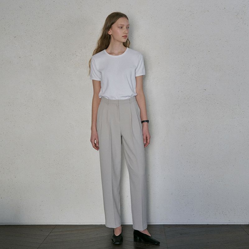 URAGO(ユラゴ)の「Clean two-tuck pants(Pants)」