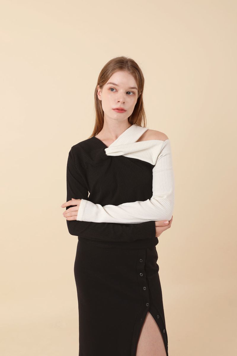 Twist Off Shoulder T-shirt Black