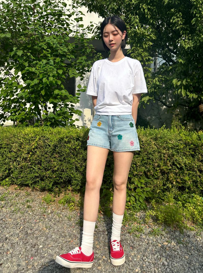 FLOWER EMBROIDERY LIGHT BLUE DENIM SHORTS code 18201