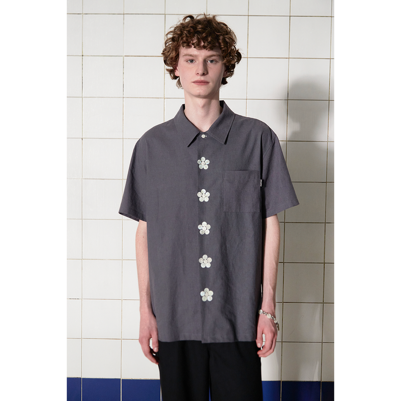 BUTTON FLOWER HALF SHIRT / CHARCOAL