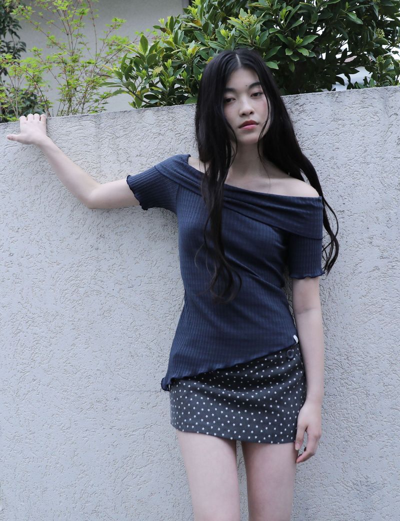 UGLYSHADOW（アグリーシャドウ）の「ASYMMETRIC RIB OFF-SHOULDER TEE(NAVY)（Tops）」