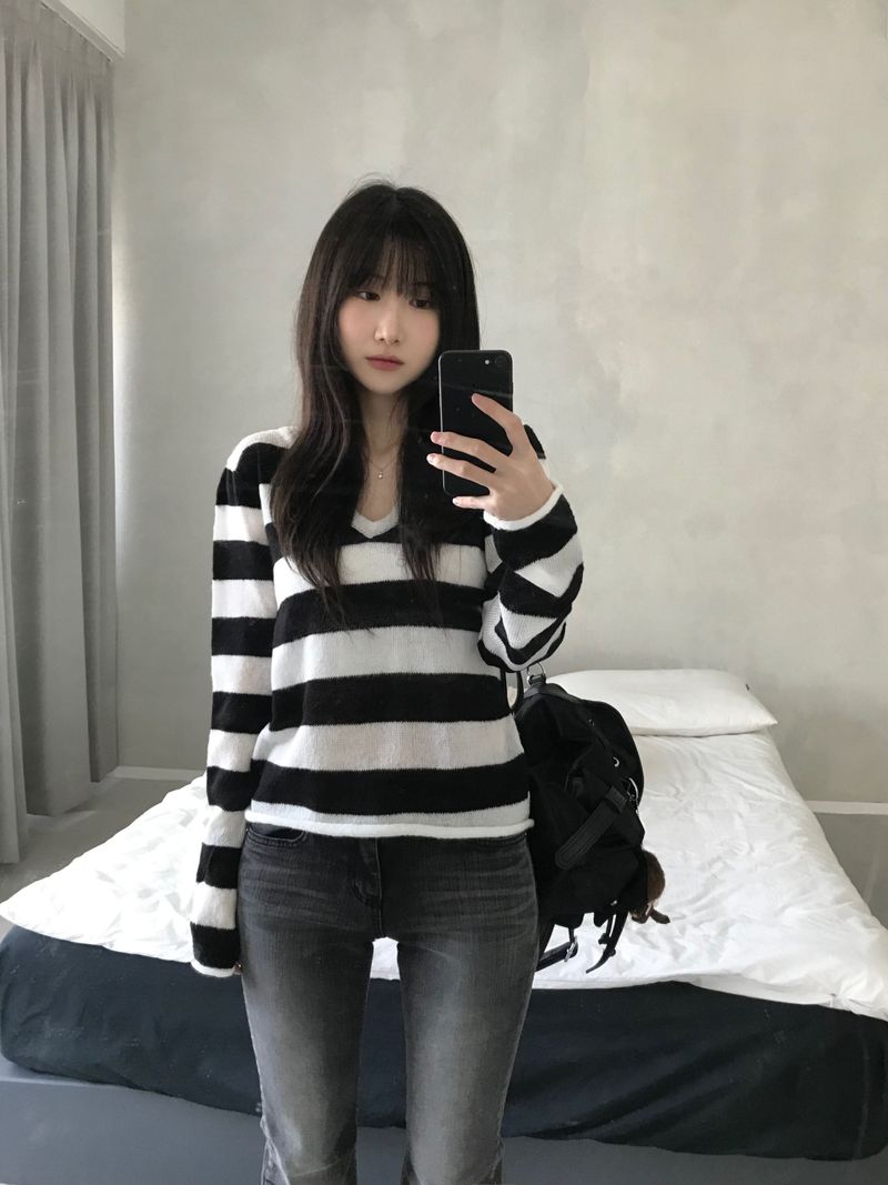 Stripe V-neck knitwear (one color)