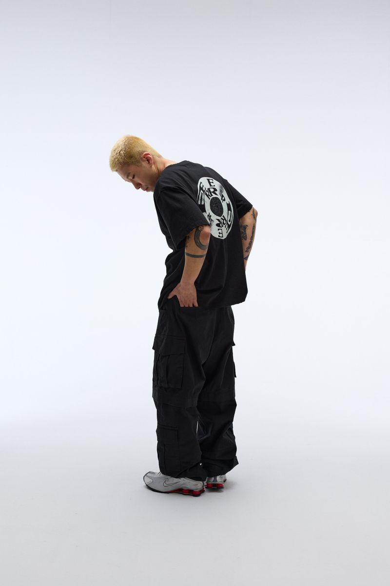 ER(EEERRR)（イーアール）の「EEERRR レコードアートワークダメージウォッシングTシャツ (ブラック)（トップス）」