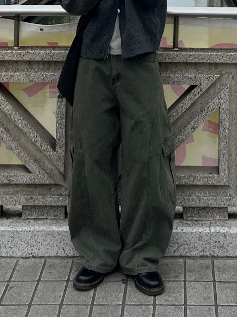 ESOO（イス）の「Vesper Curved Cargo Pants (3 Colors)（Pants）」