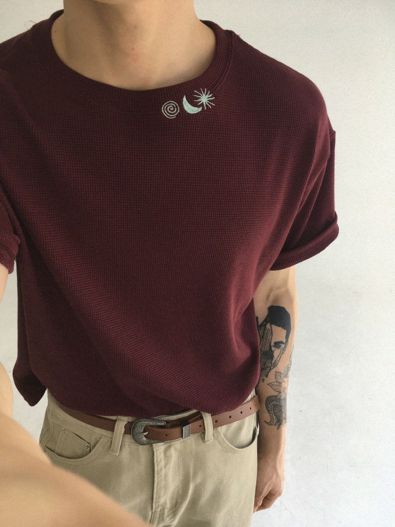 EGONLEO(エゴンレオ)の「crop weather neck embroidery tee(3colors)(Tops)」