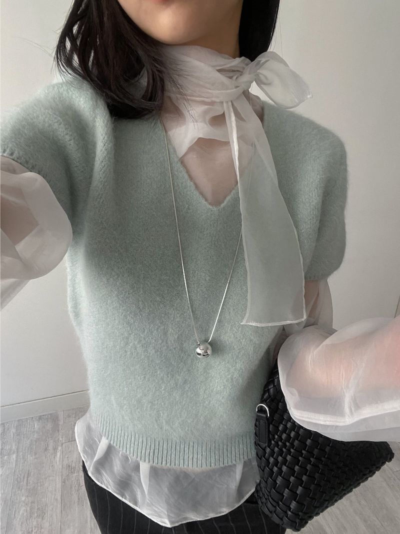 V-neck angora short-sleeved knit