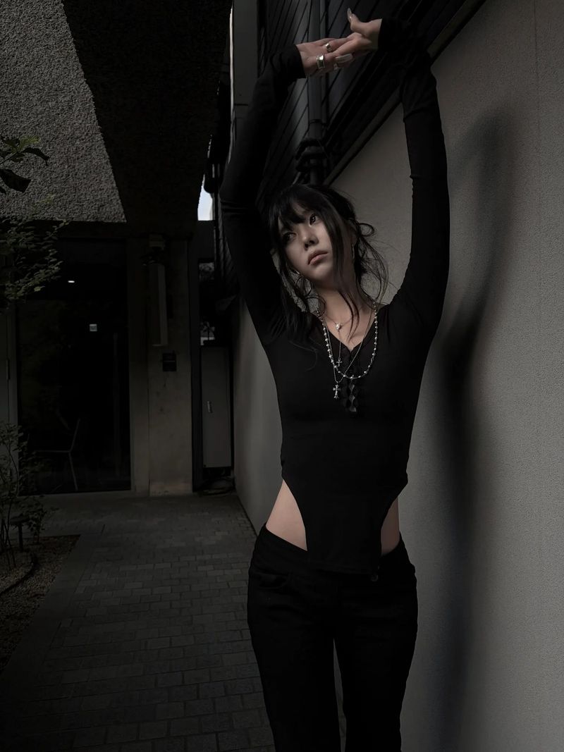 URBAN UNIQUE（アーバンユニーク）の「hook deep slit T (2color)（Tops）」