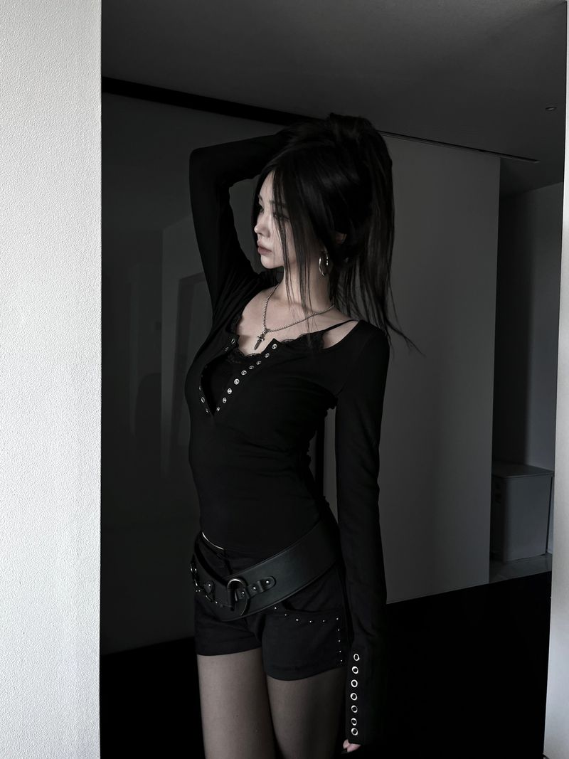URBAN UNIQUE(アーバンユニーク)の「rock chic black button long sleeve T(Tops)」